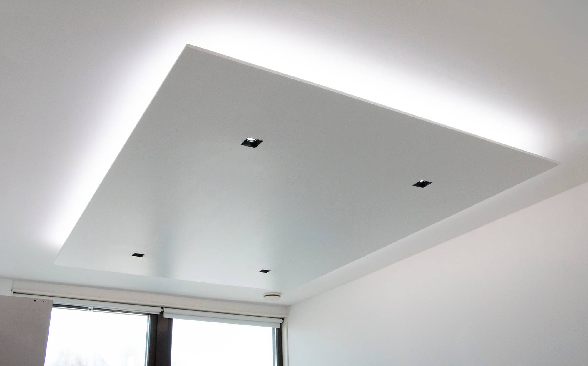 En el techo, un desplegable con focos PIILO incrustados y una cinta LED alrededor del labio. Crea una iluminación atmosférica y hotelera. Ledstore.fi
